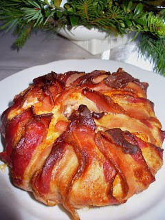 Baconbe csomagolt, sajtos csirkemell kuglóf formában