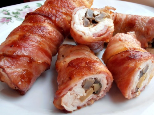 Baconbe tekert csirke gombával töltve