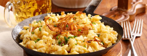 Käsespätzle baconnel és karamellizált hagymával