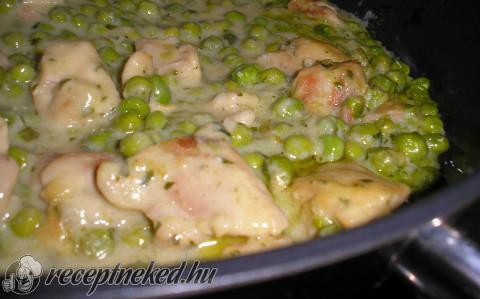 Mustáros csirkefalatok zöldborsóval recept