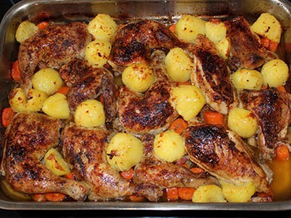 Fűszeres sült csirke zöldségekkel