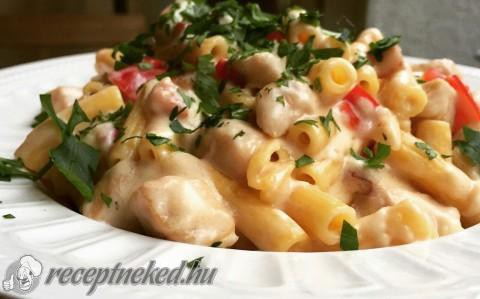 Tejszínes-sajtos csirkés tészta