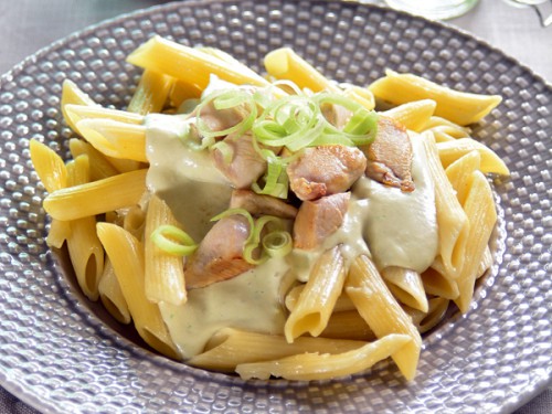 Csirkés penne póréhagymás újburgonyaszósszal