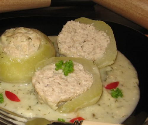 Egyszerű töltött karalábé tejfölösen