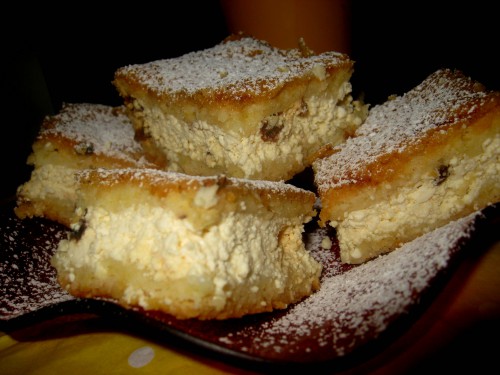Omlós túrós-mazsolás  pite