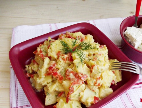 Kiadós burgonyasaláta, paprikával és majonézzel!