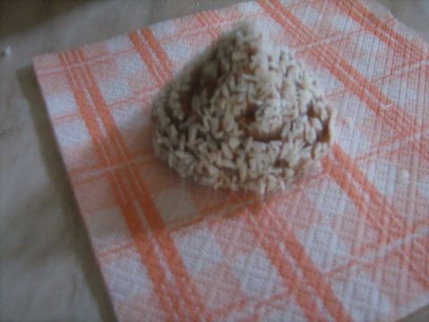 Kókuszos kekszpiramis meggyel a belsejében