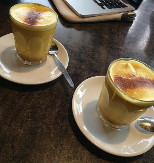 Kurkumás forró latte