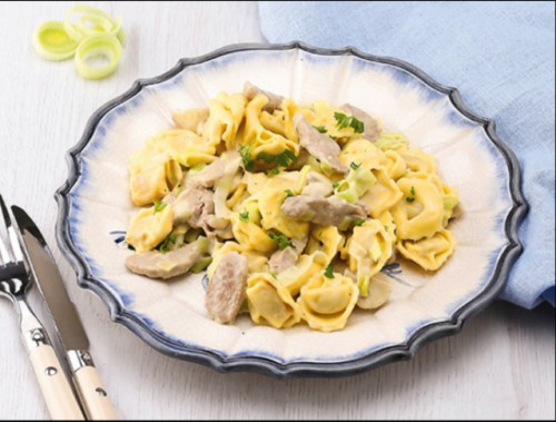Zöldfűszeres sertéstokány tortellinivel