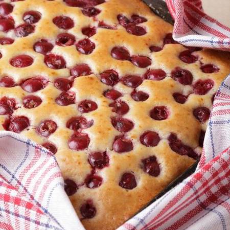 Potyogtatós meggyes pite