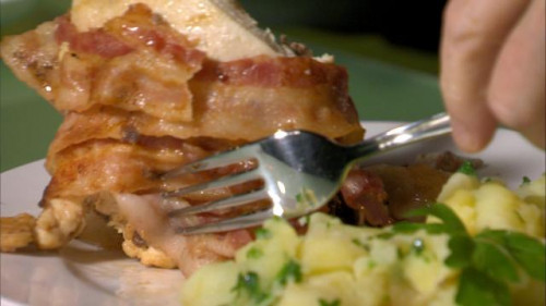 Baconbe tekert csirkemell csirkemájjal töltve petrez