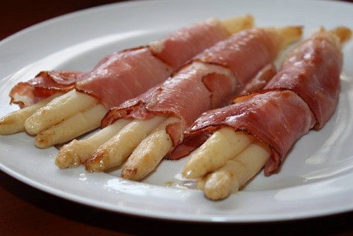 Baconba tekert sajtos spárga (ny)