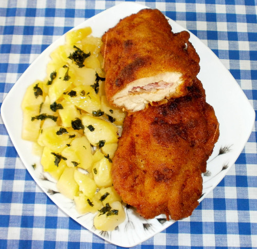 Baconnel-sajttal töltött csirkemell