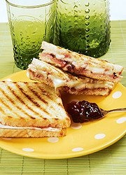 Camembert-es, áfonyalekváros szendvics serpenyőben s
