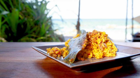 Tropische Paella mit Hähnchen, Shrimps und exotische
