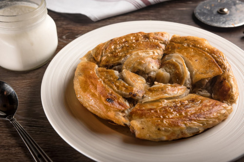 Burek fűszeres töltelékkel
