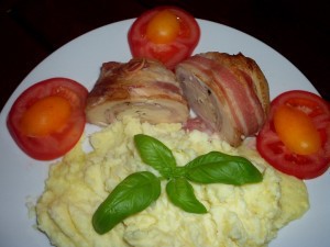 Baconbe tekert sajttal, sonkával töltött csirkerolád
